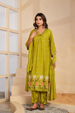 Pretty embroidered silk suit suit in green