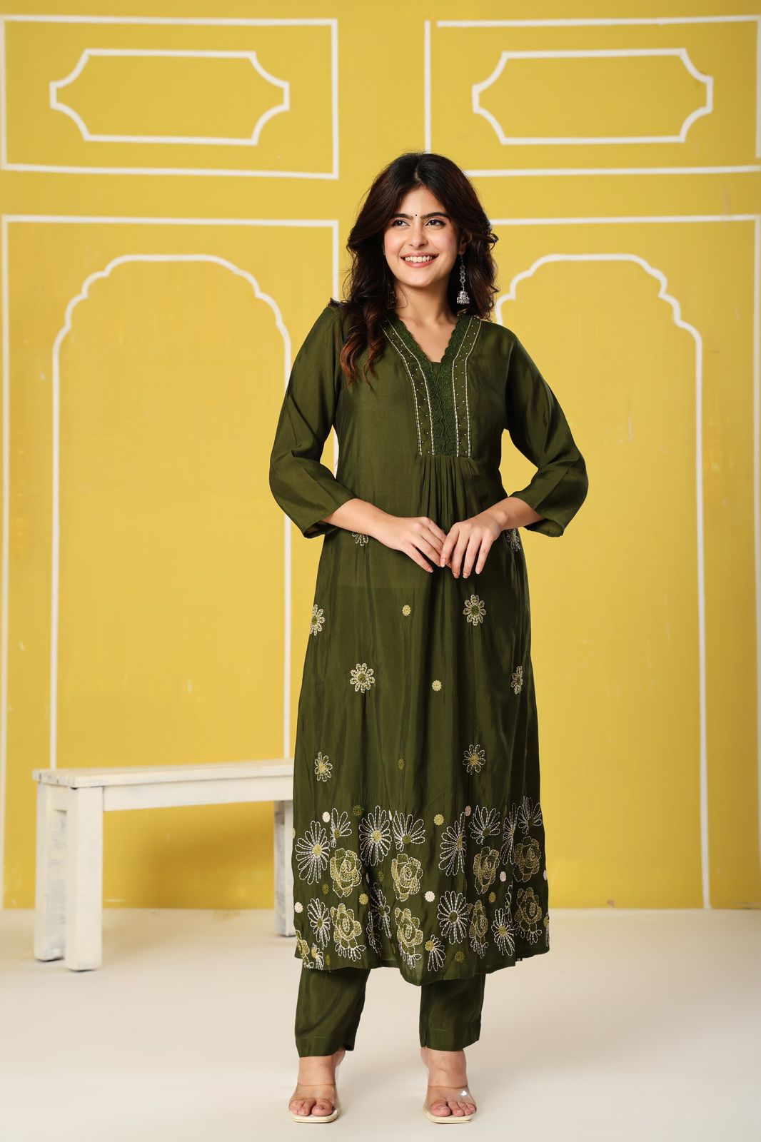 Pretty embroidered silk suit suit in green