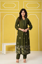 Pretty embroidered silk suit suit in green