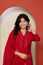 Pretty embroidered silk suit suit in red