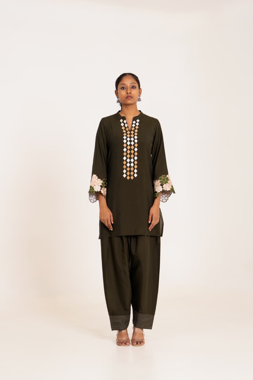 Appliqués work pretty muslin co ord in green