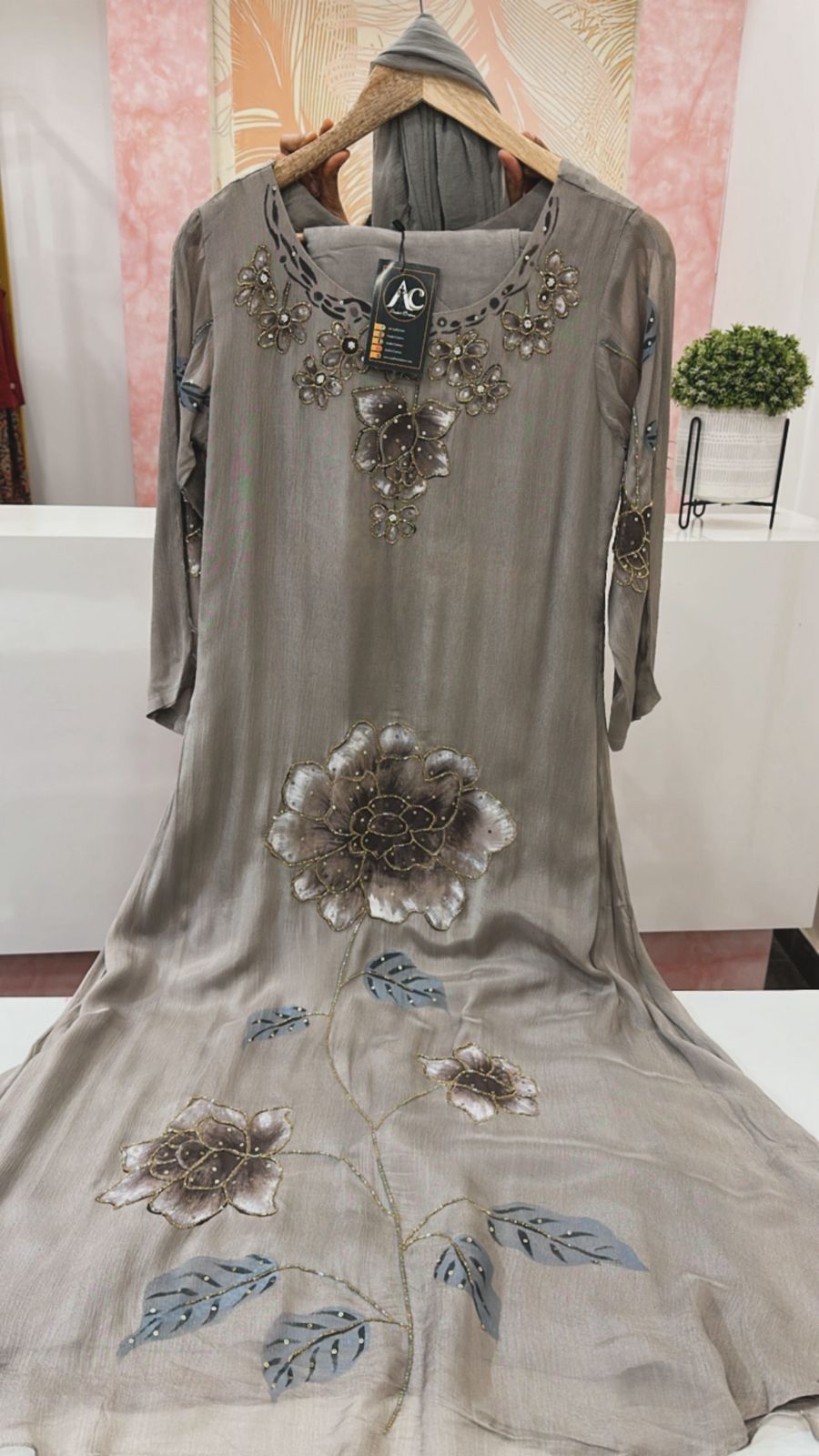 Pretty chinon hand brush painted suit set