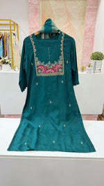 Super pretty dola silk Zari detailing suit in Green