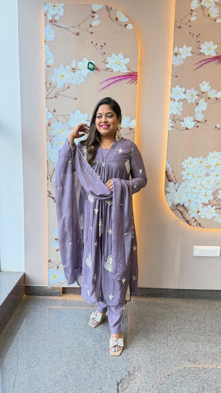 Bestseller Pretty pretty premium chinon in purple colour