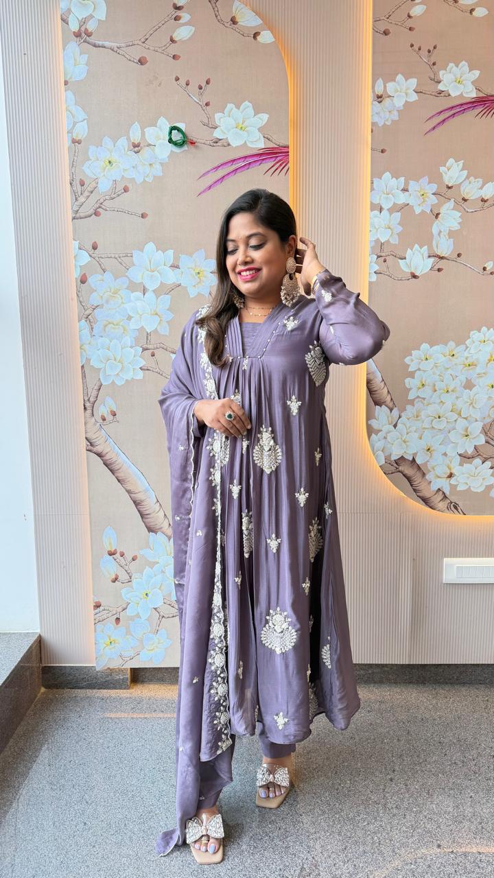 Bestseller Pretty pretty premium chinon in purple colour