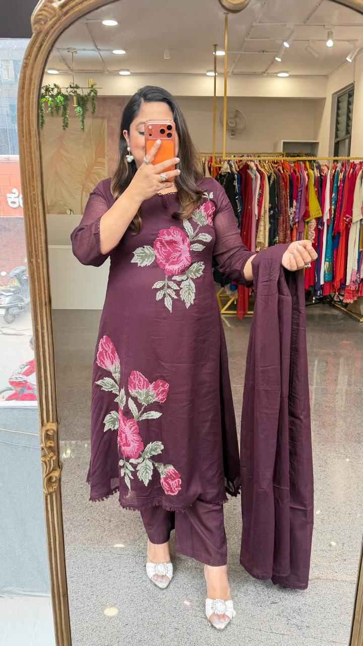 Pretty pretty Mul cotton embroidered in wine