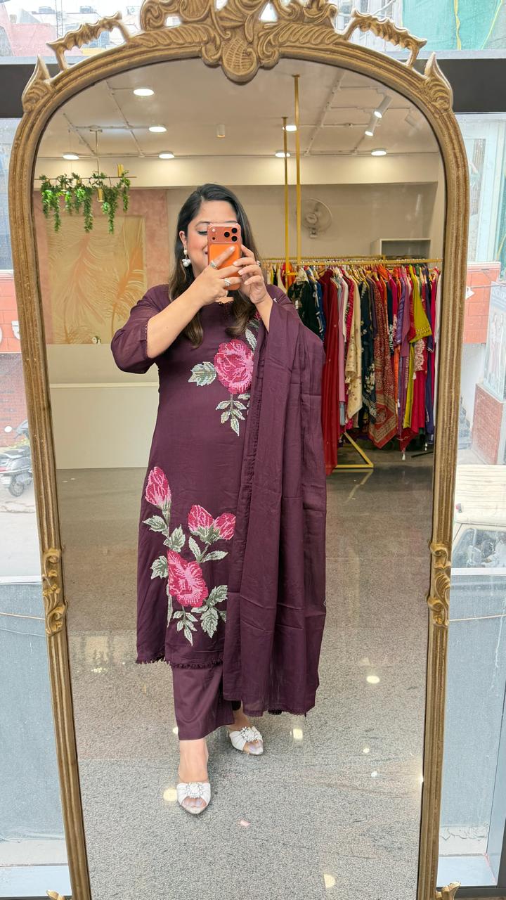 Pretty pretty Mul cotton embroidered in wine