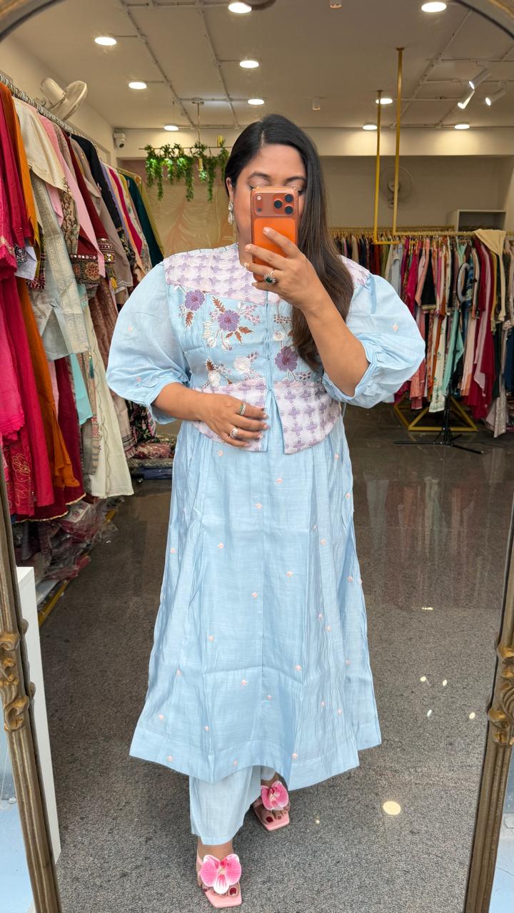 Premium Mul Chanderi lining paired with detachable jacket