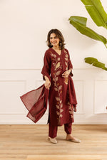 Fully embroidered suit set in red