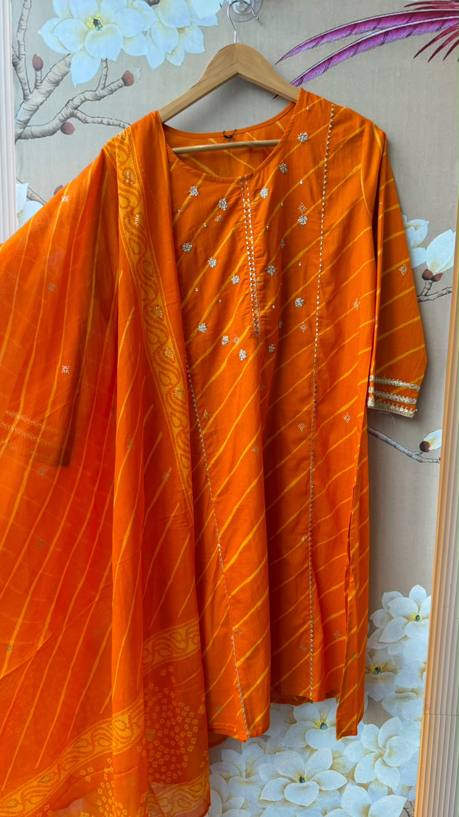 Super gorgeous pretty cotton Lehariya kurta paired with gorgeous bandhani plazzo pant with gotta detailing