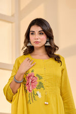 Mul cotton lining embroidery suit set in yellow