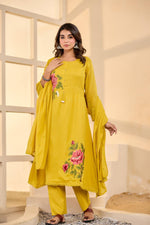 Mul cotton lining embroidery suit set in yellow