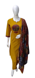 Designer pocket paired with colourful dupatta