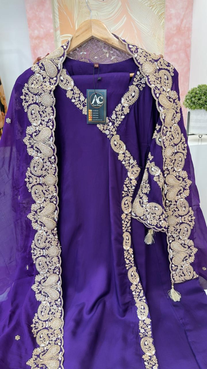 Pretty Zari detailing dola silk suit set