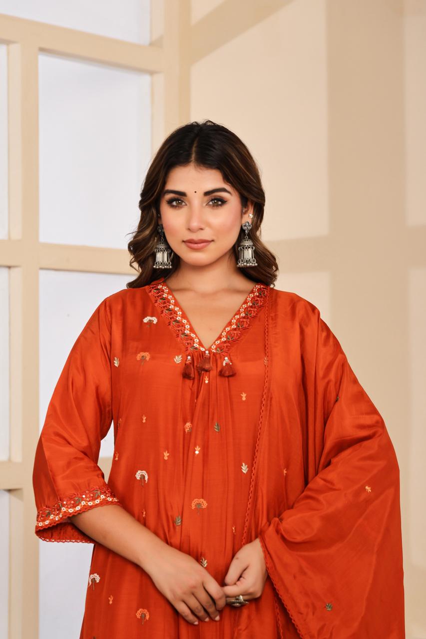 Pretty embroidered silk suit suit in orange