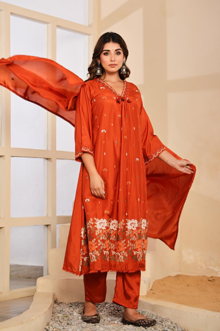 Pretty embroidered silk suit suit in orange