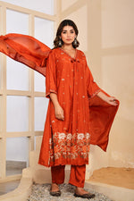 Pretty embroidered silk suit suit in orange