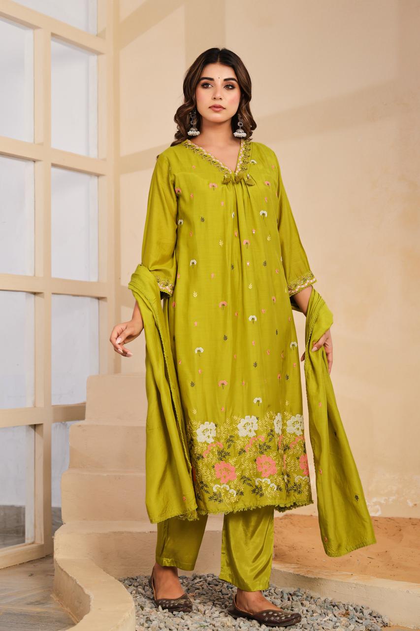 Pretty embroidered silk suit suit in green