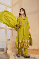 Pretty embroidered silk suit suit in green