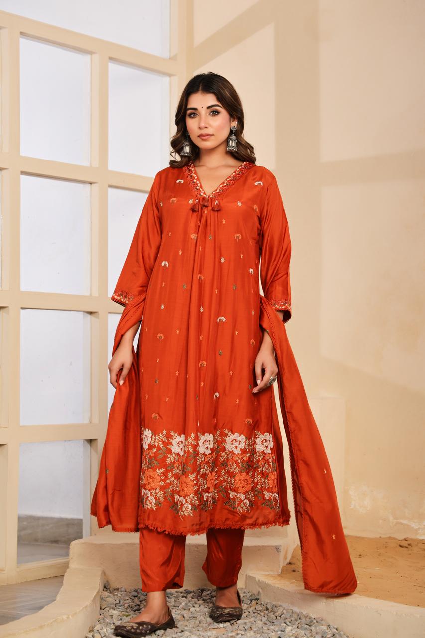 Pretty embroidered silk suit suit in orange