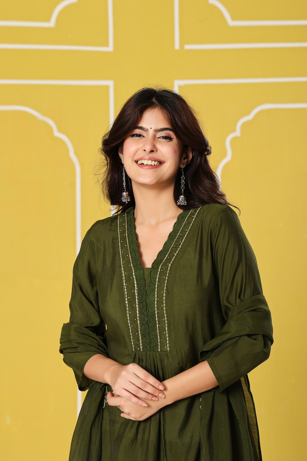 Pretty embroidered silk suit suit in green