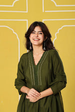 Pretty embroidered silk suit suit in green