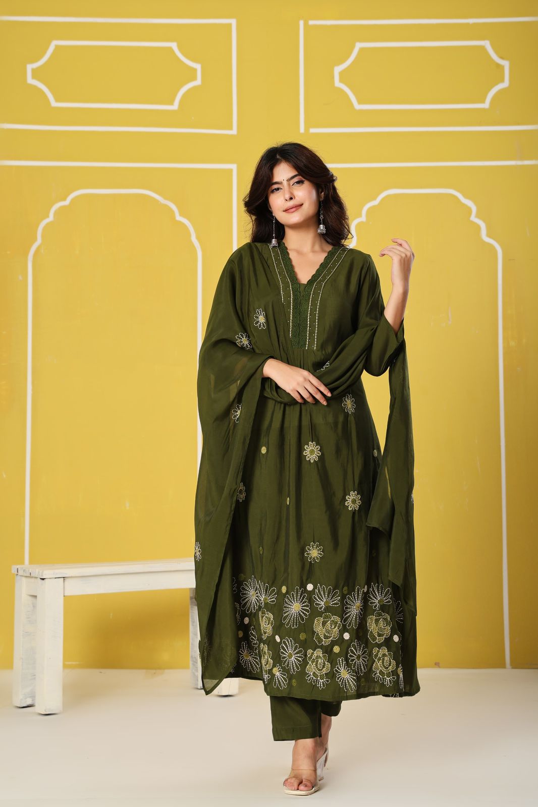 Pretty embroidered silk suit suit in green