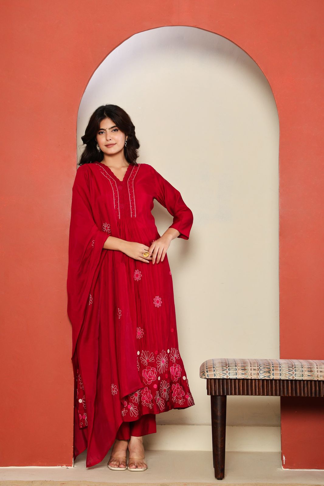 Pretty embroidered silk suit suit in red