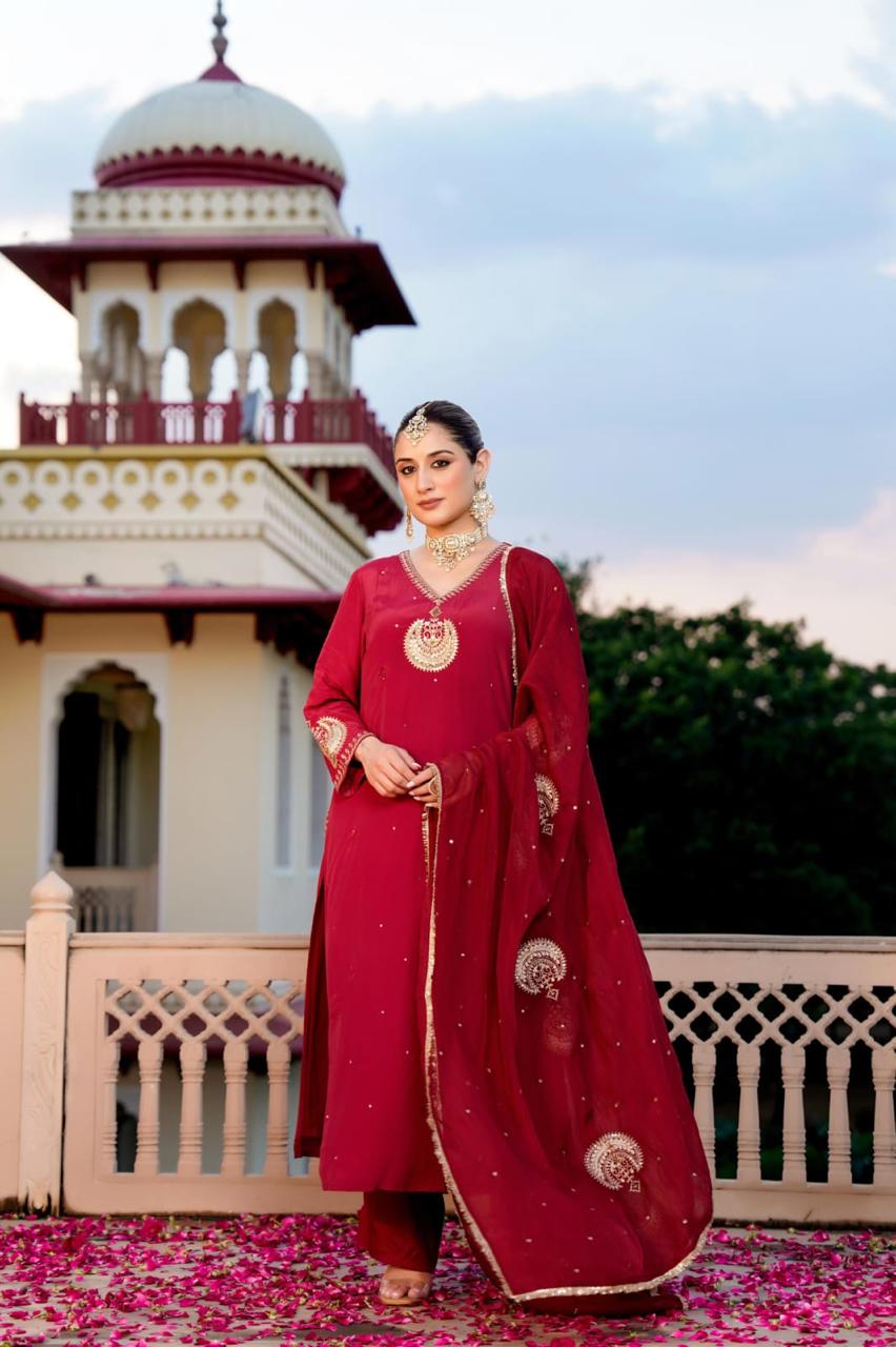 Wow crepe Zari detailing suit set in red