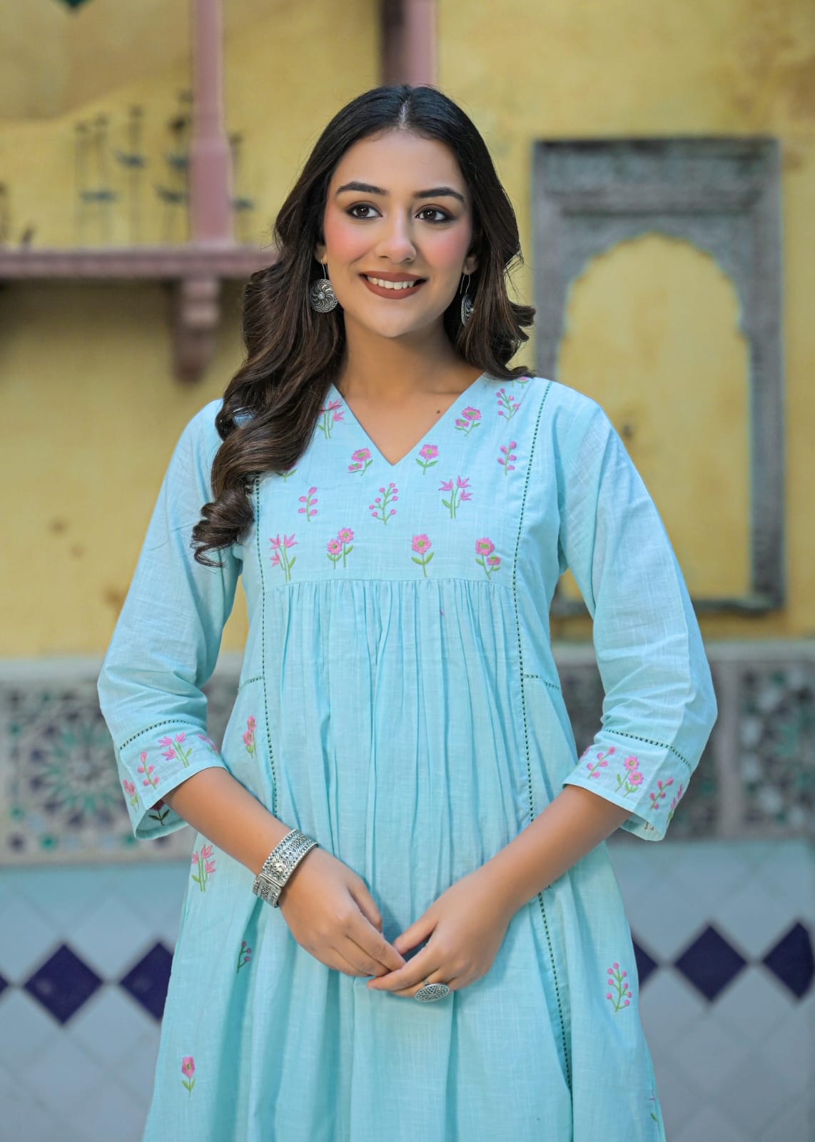 Smart embroidered kurta pant with pocket in blue