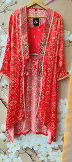 Premium crepe silk divider comes with bustier and a gaji silk Patola cape