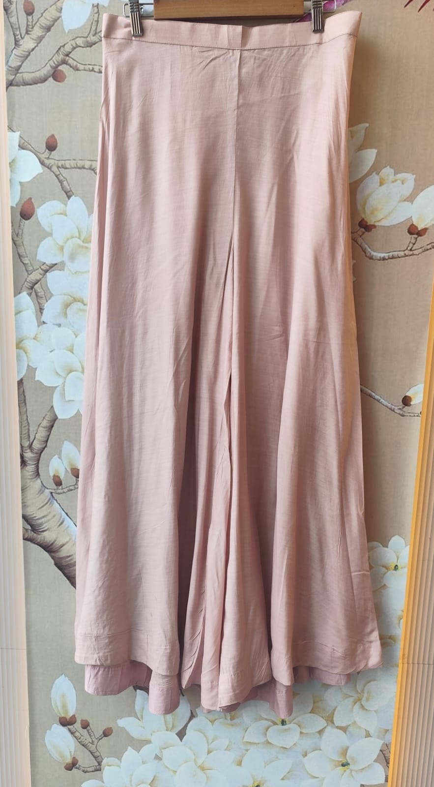 Premium orgenza fully embroidered comes with a inner paired with a flared plazzo