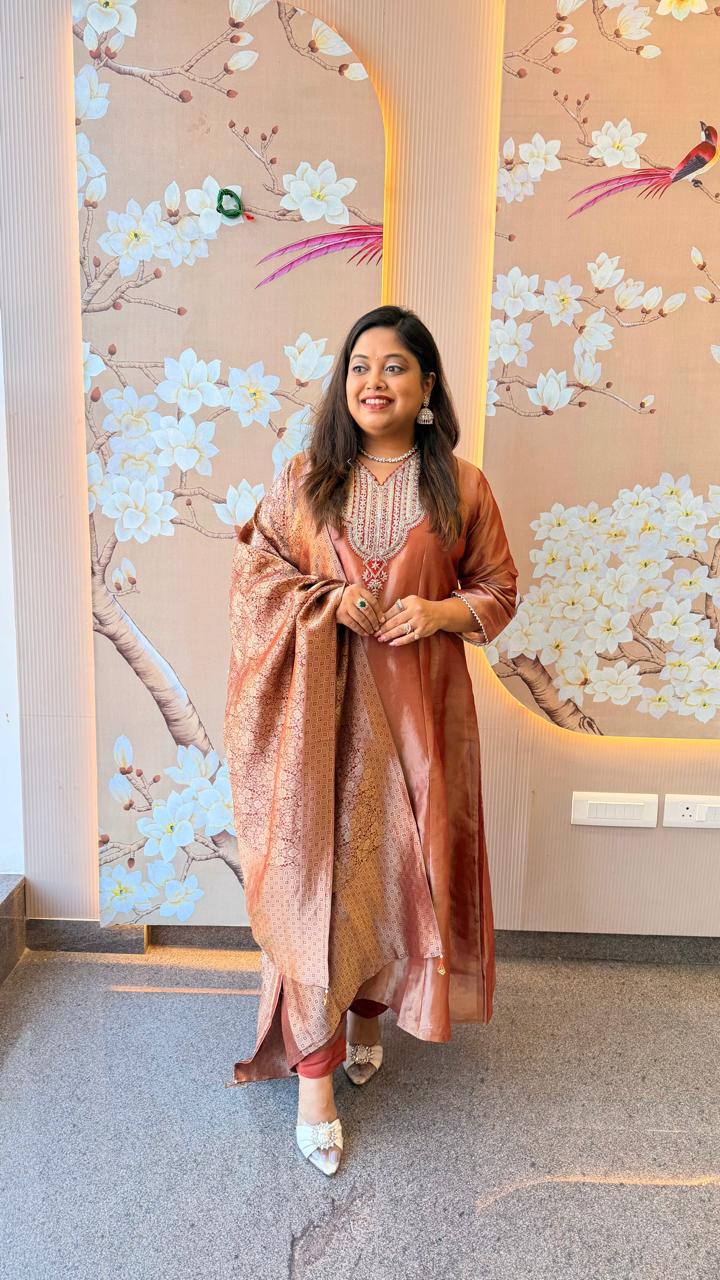 Premium tissue paired with pure banarsai dupatta