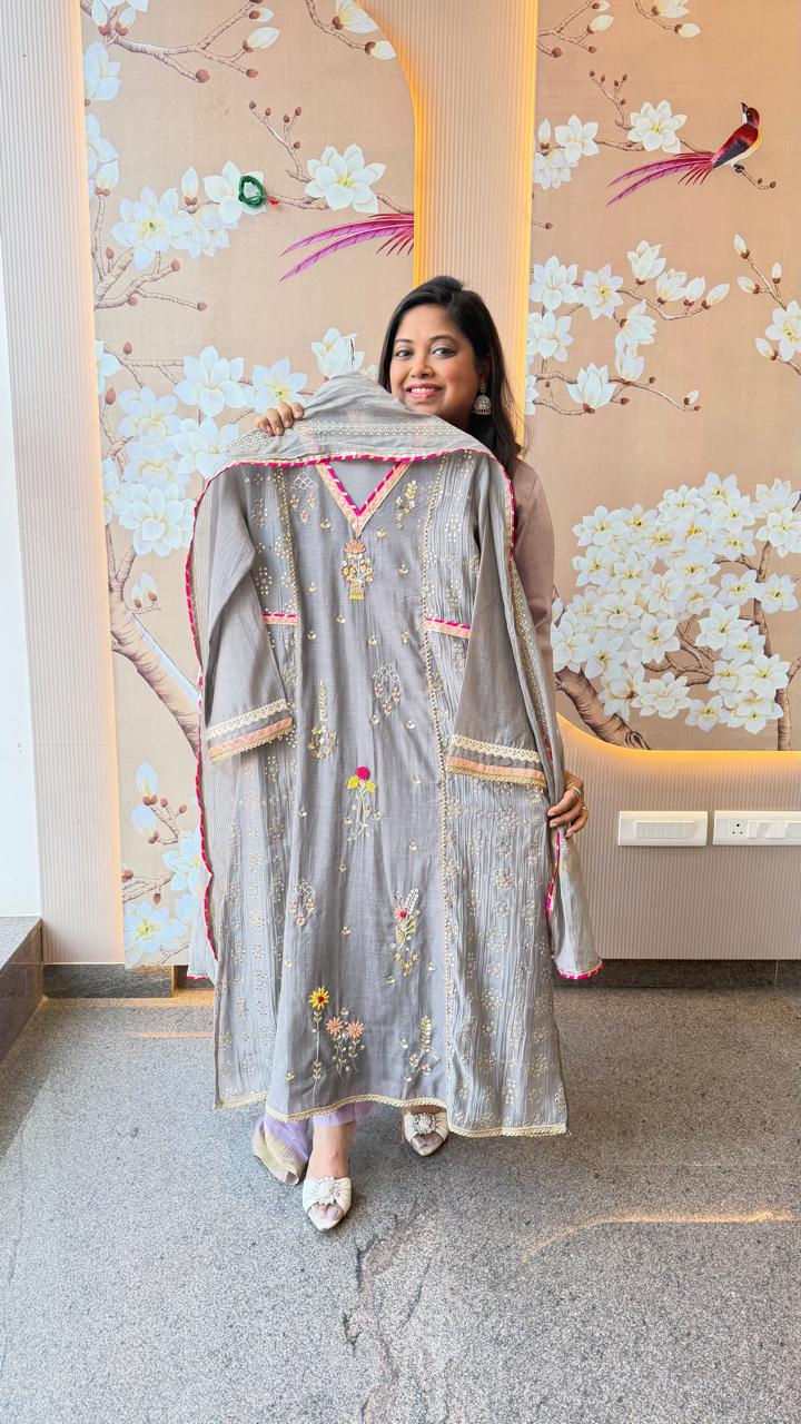 Premium Mul chanderi suit set with gotta detailing