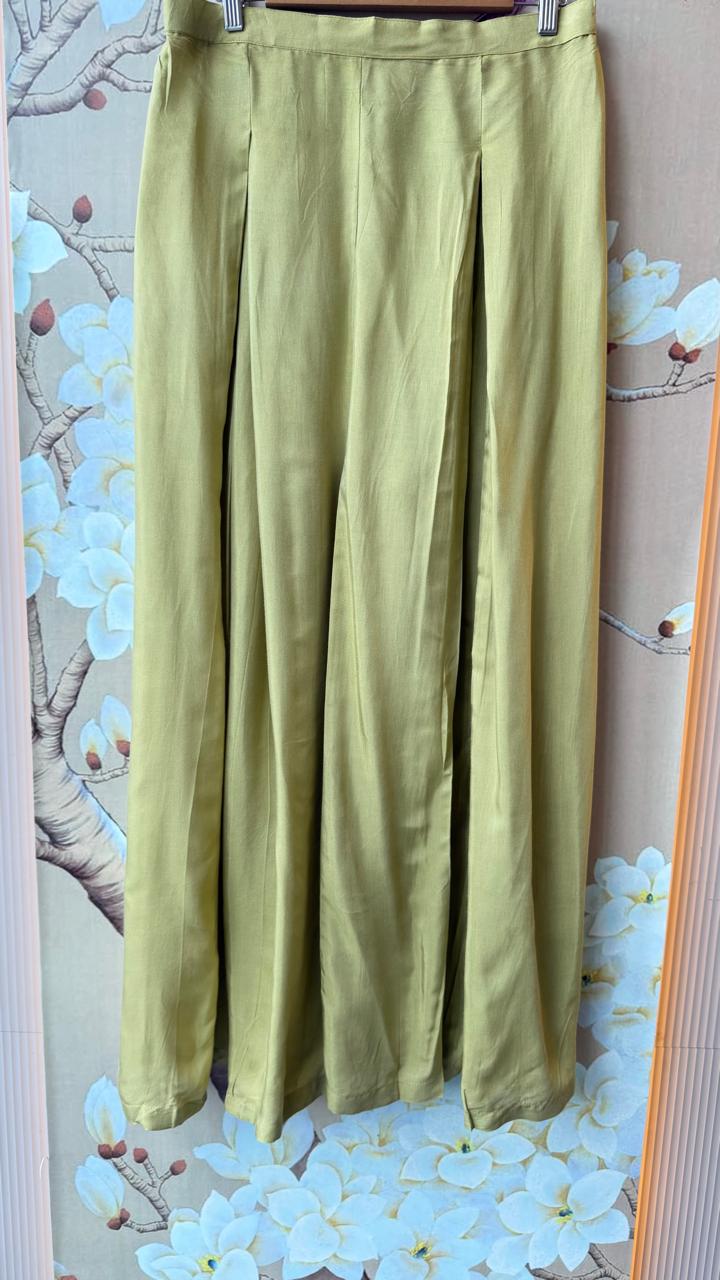 Pretty crepe silk lining embroidered suit set in green