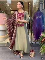 Pretty glass tissue suit set in green