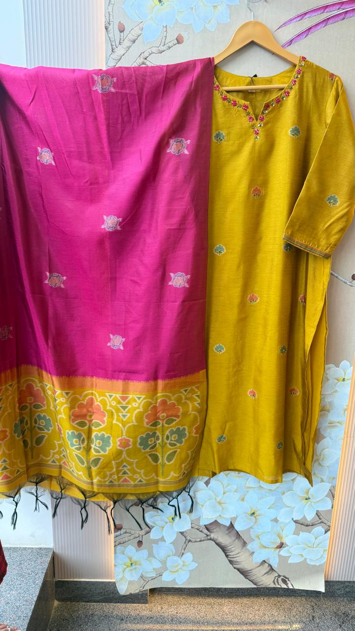 Fully weave Patola silk suit set with lining (true to size )in yellow n pink