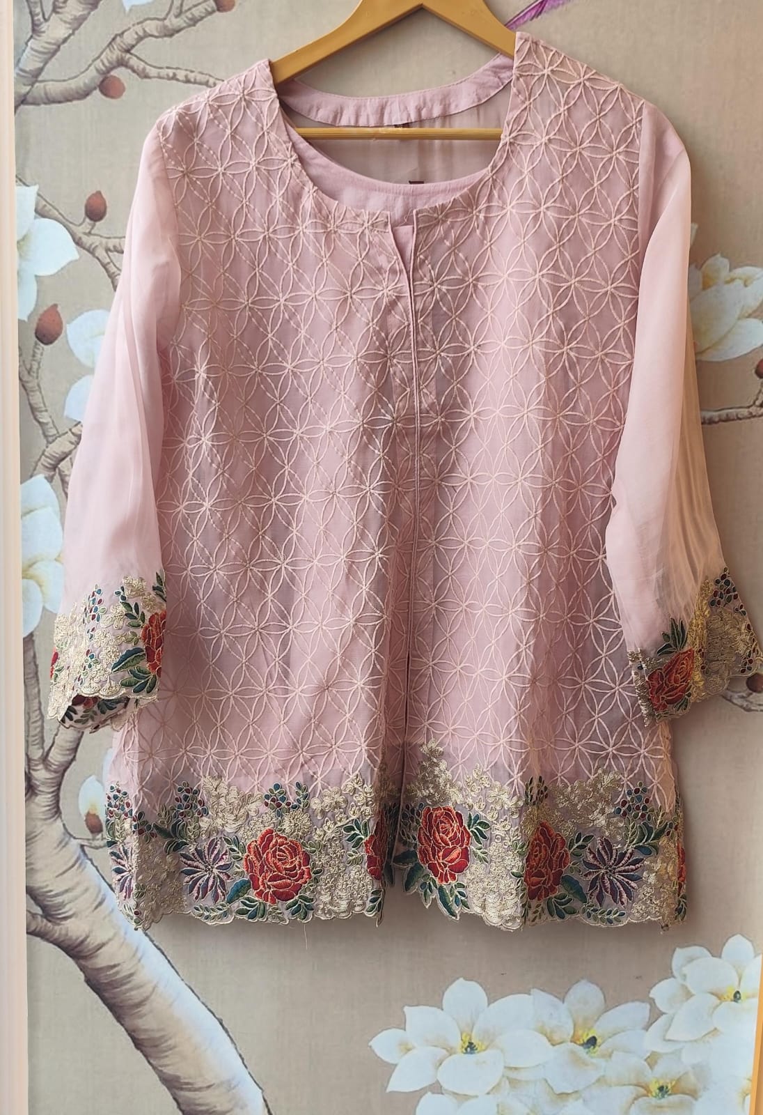 Premium orgenza fully embroidered comes with a inner paired with a flared plazzo