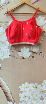 Premium crepe silk divider comes with bustier and a gaji silk Patola cape