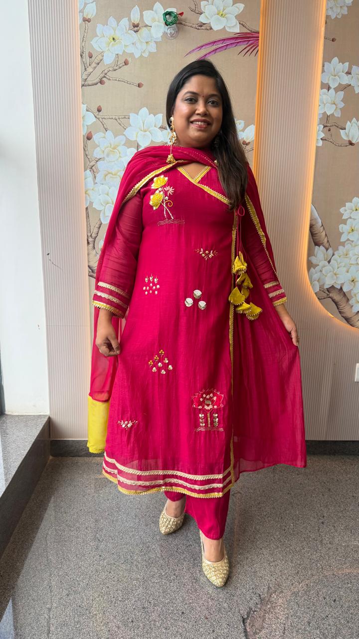 Premium Mul chanderi with pretty applique and gotta detailing in Rani pink