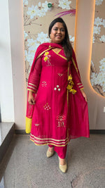 Premium Mul chanderi with pretty applique and gotta detailing in Rani pink