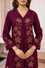 Pretty slub cotton embroidered in wine