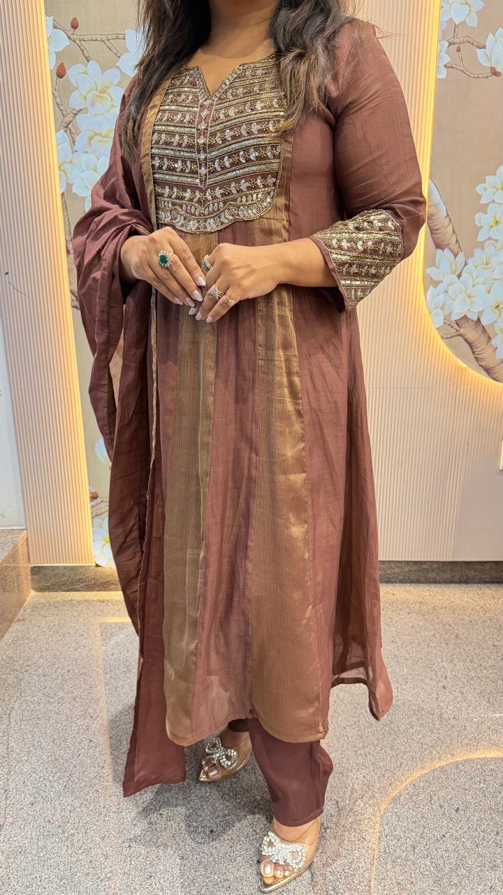 Pretty handowrk tissue full suit set in brown