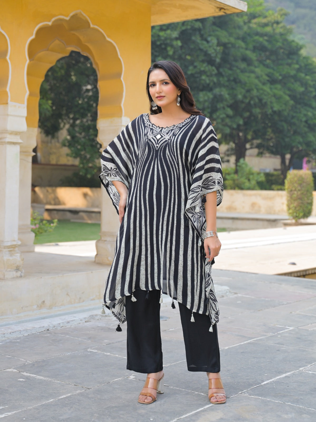 Pretty chinon with kaftan comes with inner