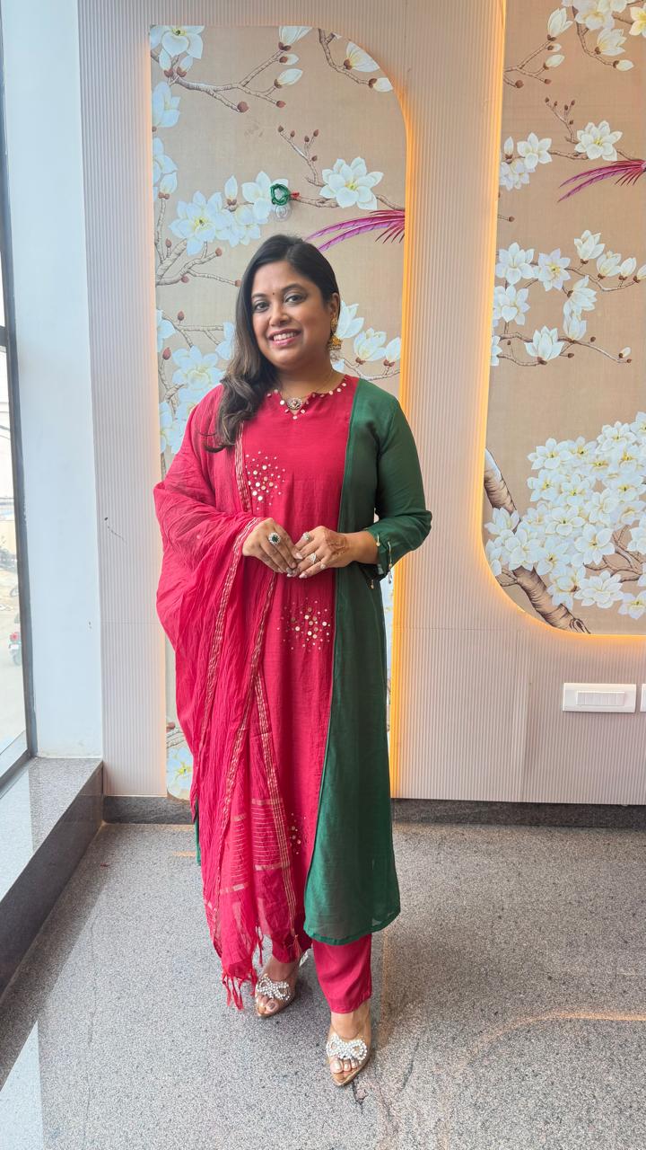Pretty Banarasi Mul chanderi with pital tikka detailing in two tonegreen n red