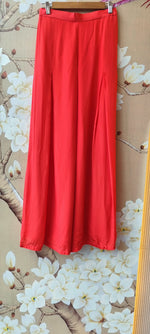 Premium crepe silk divider comes with bustier and a gaji silk Patola cape