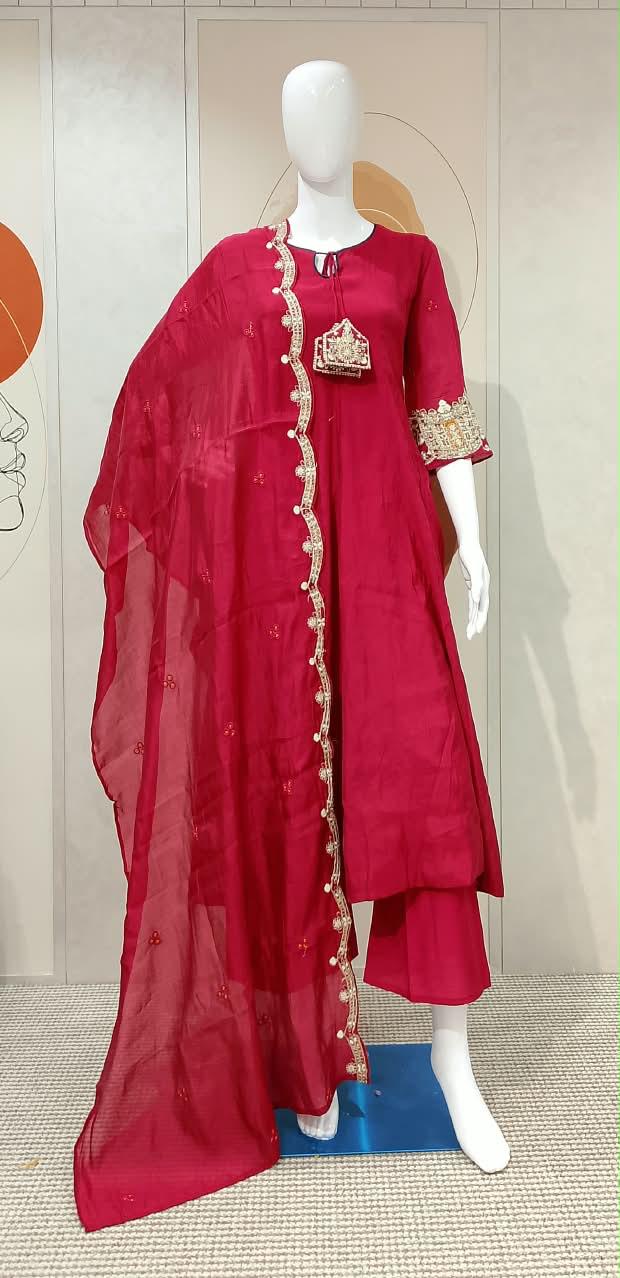 Pretty Mul chanderi with pretty handwork detailing suit set in red