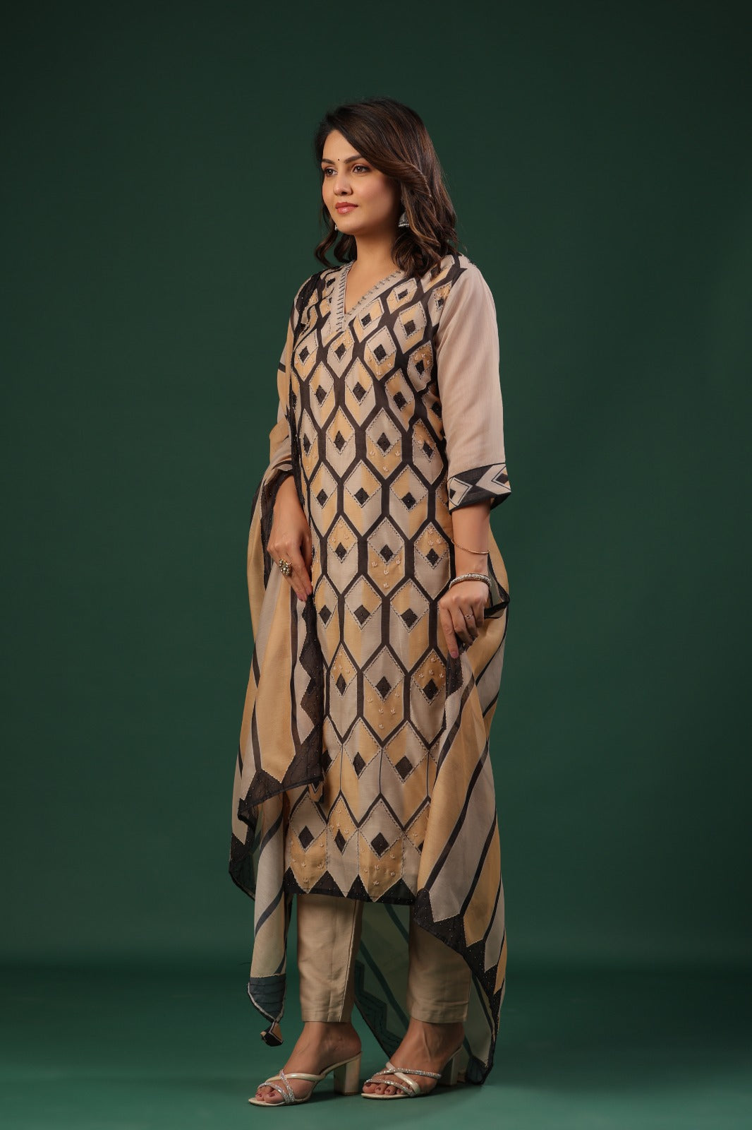 Super gorgeous jamdani katha stitch suit and fully beaded!