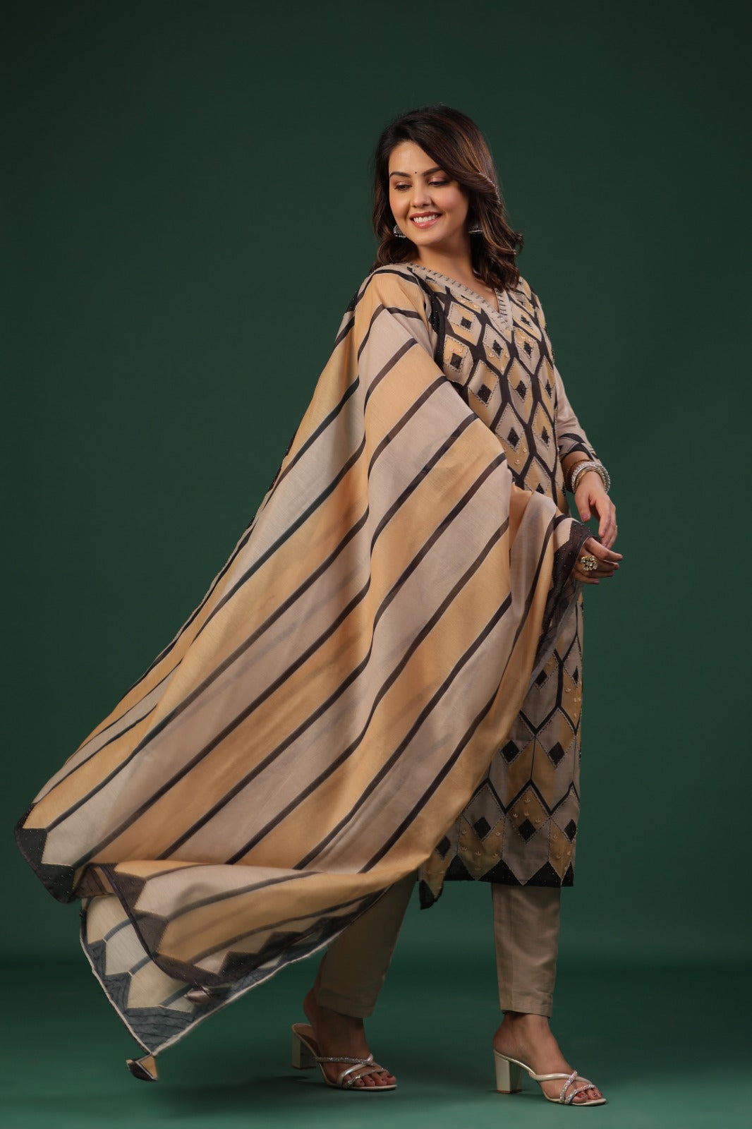 Super gorgeous jamdani katha stitch suit and fully beaded!