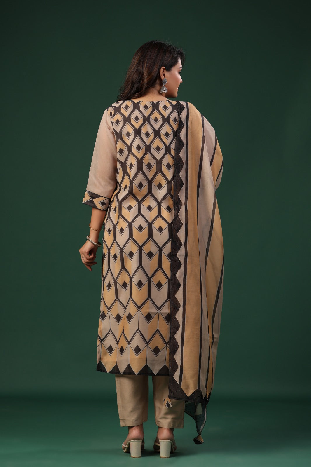 Super gorgeous jamdani katha stitch suit and fully beaded!